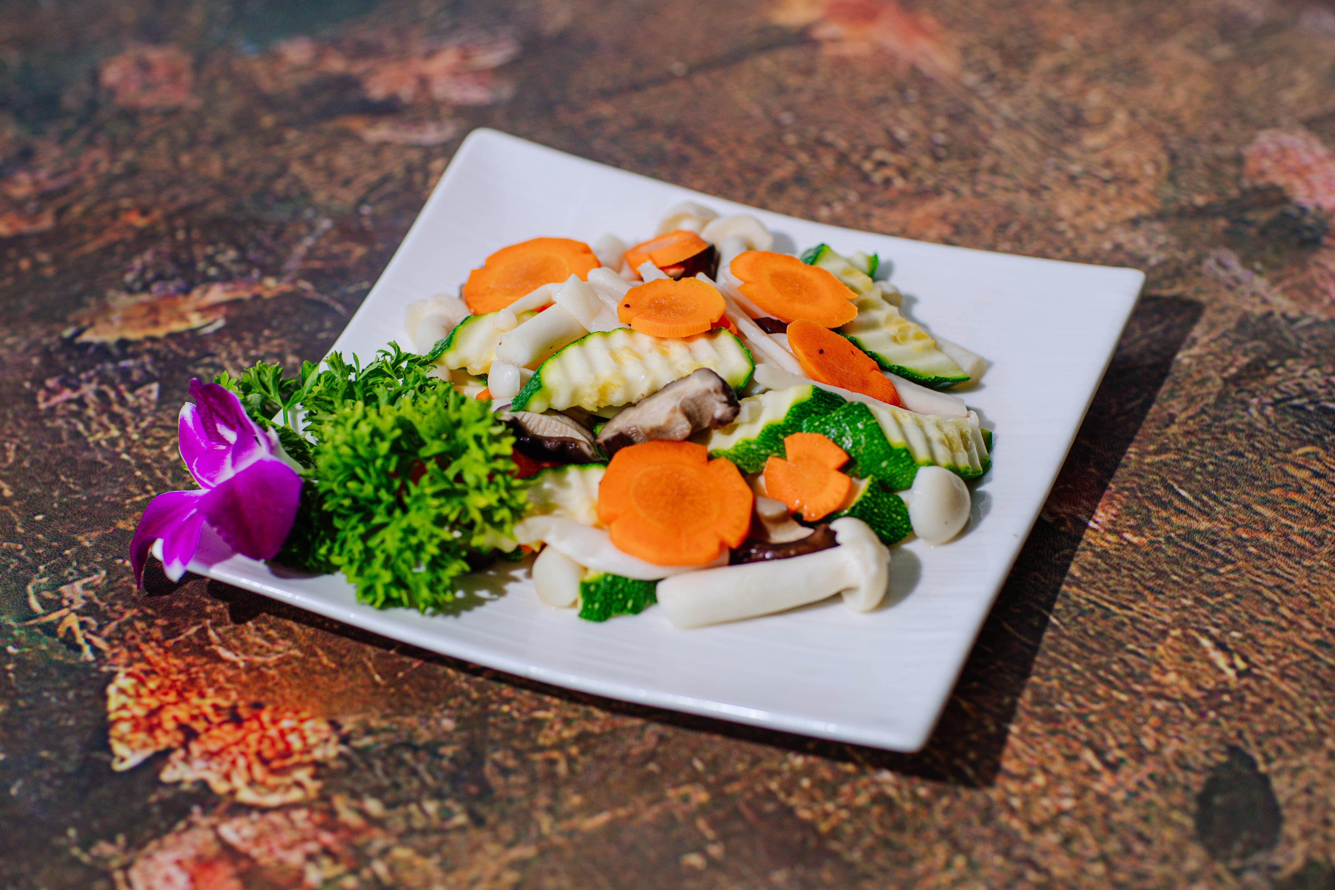 Bí ngòi xào nấm (stir-fry Zucchini with mushrooms)